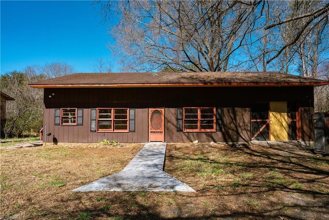 bungalow-style house featuring a front lawn