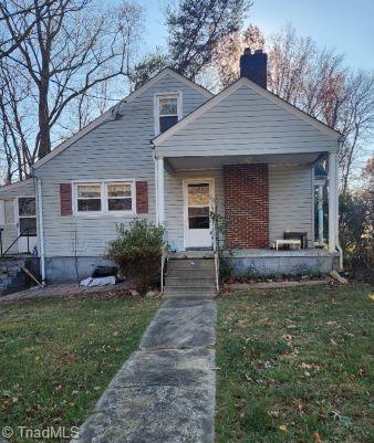 view of front of house featuring a porch and a front lawn