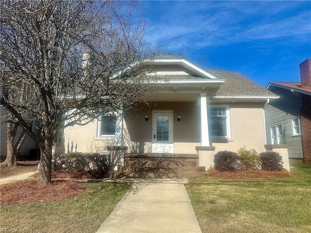 view of front of property with a front lawn