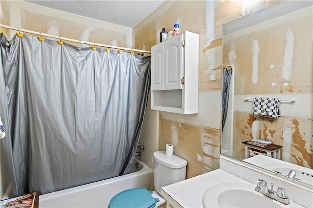 full bathroom with shower / tub combo with curtain, vanity, and toilet