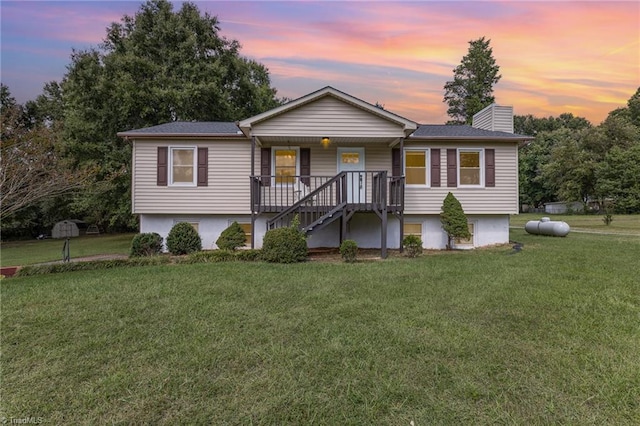 view of front of home featuring a lawn