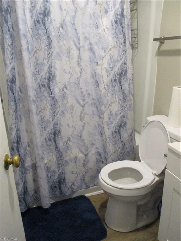 500 Avalon Pl, High Point, NC 27262 - bathroom with curtained shower