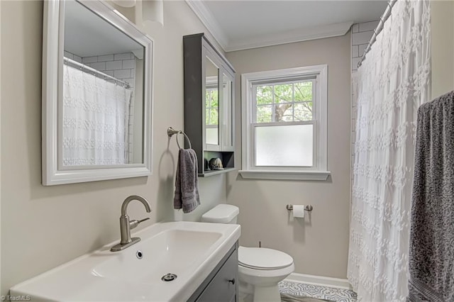full bath with toilet, baseboards, ornamental molding, curtained shower, and vanity