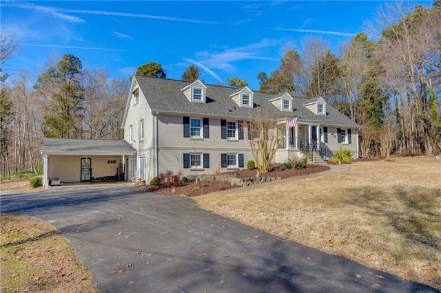 view of front facade featuring a front lawn and a carport