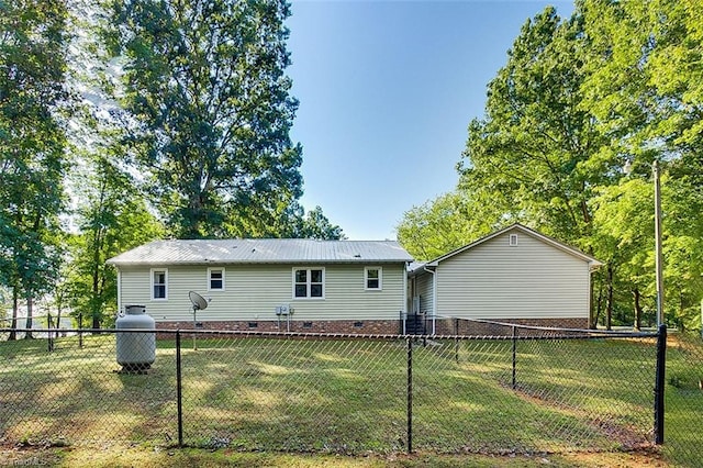 back of house featuring a lawn