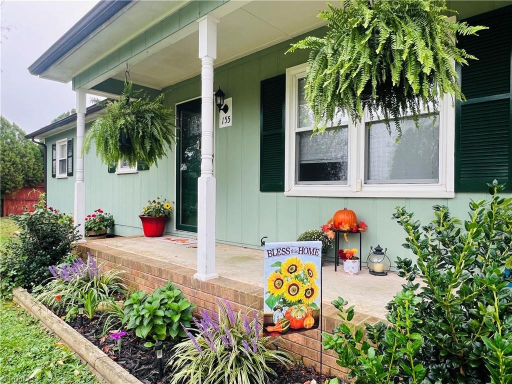 doorway to property with covered porch