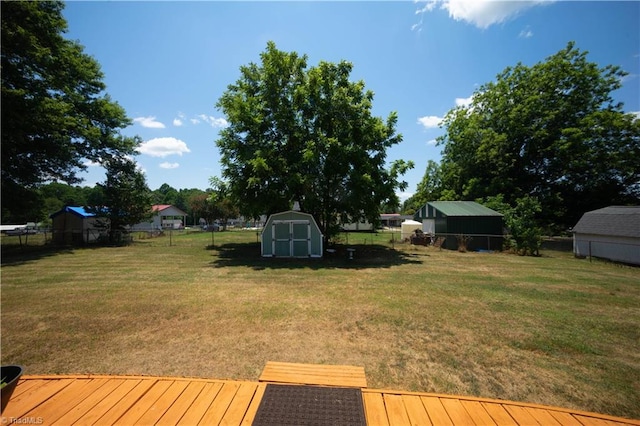 view of yard featuring a storage shed