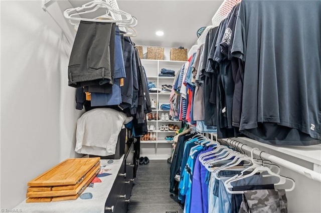 walk in closet with dark hardwood / wood-style floors