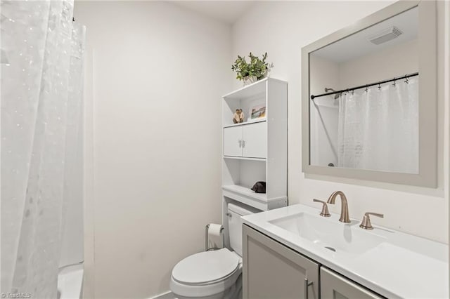 bathroom with toilet, a shower with shower curtain, and vanity