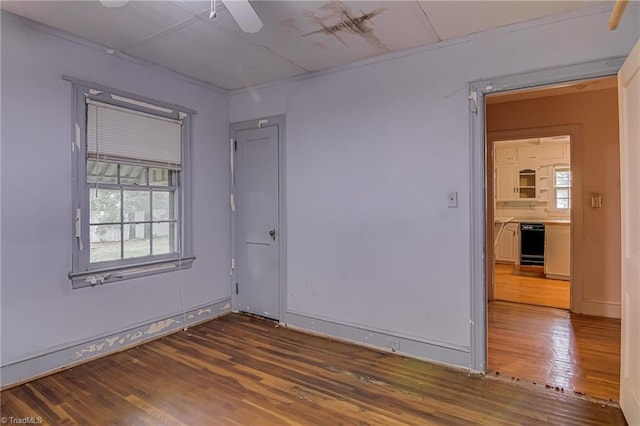 1900 Peachtree St, Winston-Salem, NC 27107 - unfurnished room with wood finished floors, plenty of natural light, and a ceiling fan