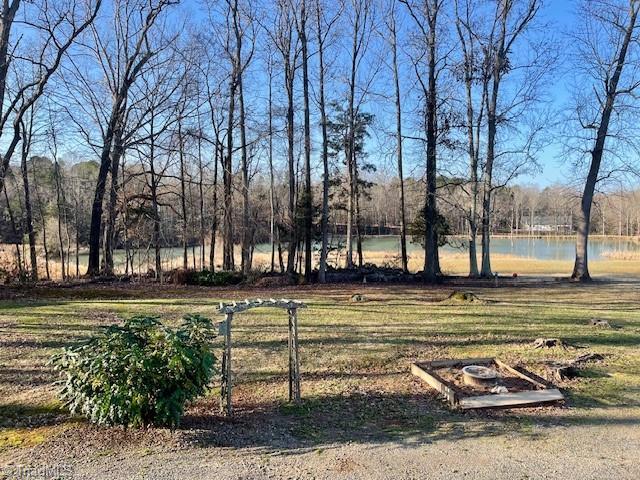 view of yard featuring a water view