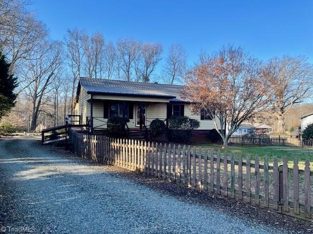 view of front of house featuring a fenced front yard