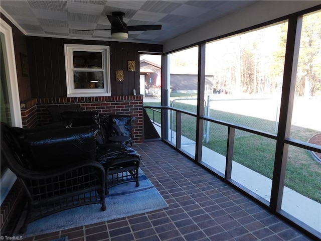 sunroom with ceiling fan