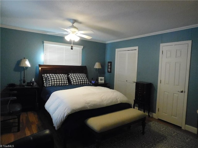 bedroom featuring ceiling fan, ornamental molding, dark hardwood / wood-style flooring, and a closet