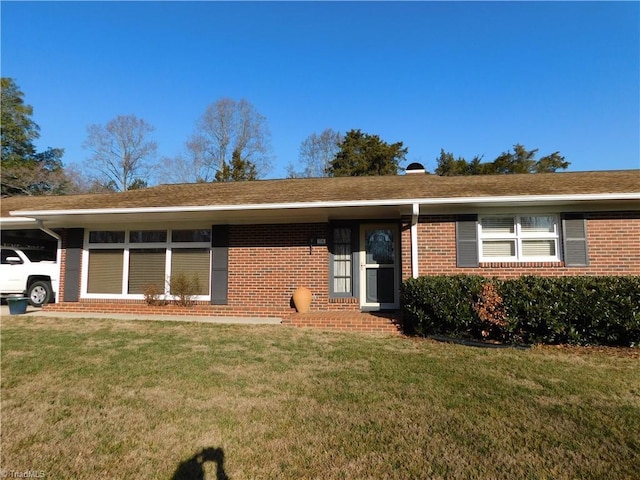 single story home with a front lawn