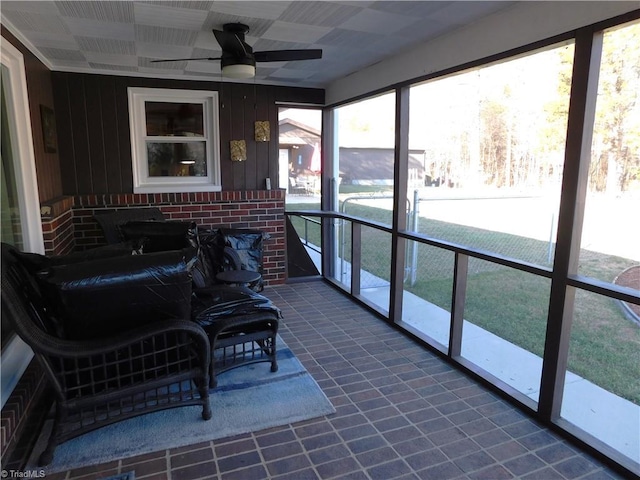 sunroom with ceiling fan