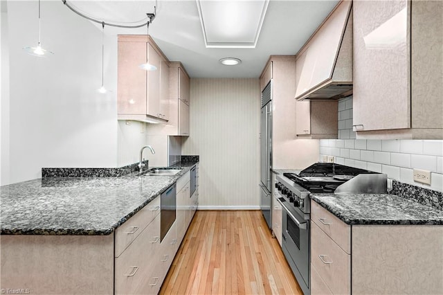 881 Brookleigh Ct, Winston-Salem, NC 27104 - kitchen featuring high quality appliances, a sink, custom range hood, light wood finished floors, and baseboards