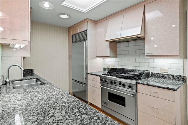 881 Brookleigh Ct, Winston-Salem, NC 27104 - kitchen featuring high quality appliances, a sink, premium range hood, dark stone counters, and tasteful backsplash