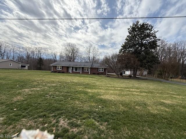 view of front of home featuring a front yard