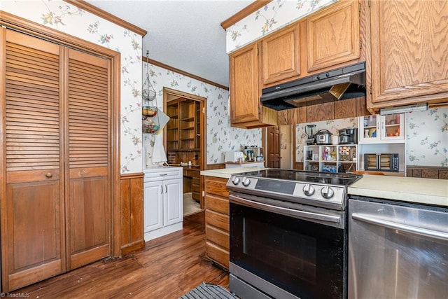 6215 Russwood Dr, Pleasant Garden, NC 27313 - kitchen with wallpapered walls, appliances with stainless steel finishes, under cabinet range hood, crown molding, and dark wood finished floors