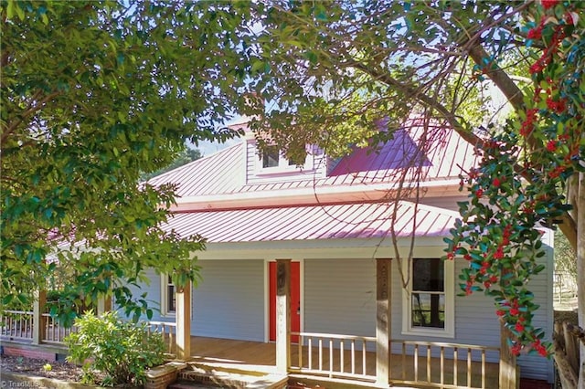 view of front of property featuring a porch