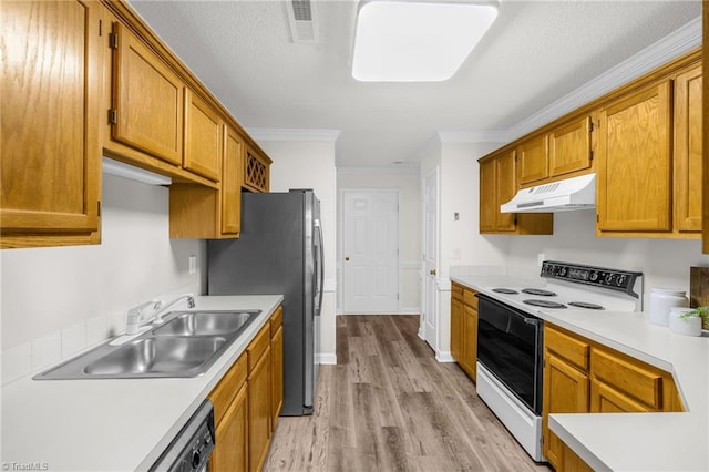 kitchen with crown molding, freestanding refrigerator, white electric range oven, under cabinet range hood, and a sink