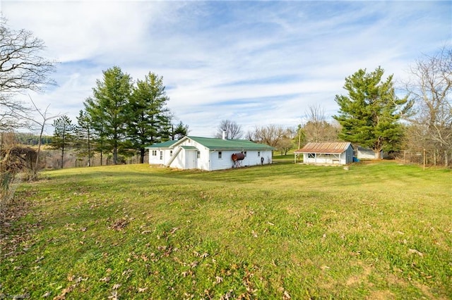 view of yard with an outbuilding