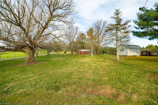 view of yard featuring an outbuilding