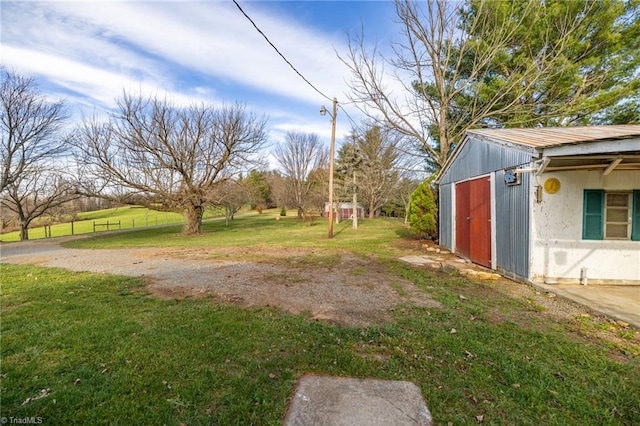 view of yard featuring an outbuilding