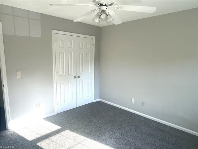 unfurnished bedroom with carpet floors, baseboards, a ceiling fan, and a closet