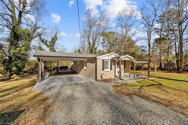 view of front of property featuring a front yard