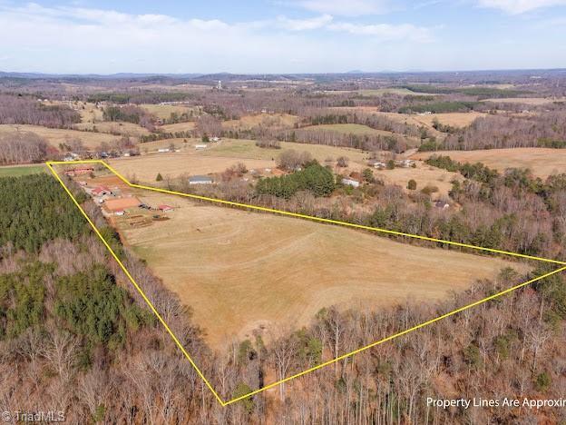 birds eye view of property featuring a rural view