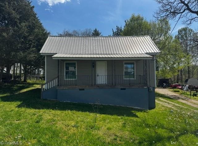 bungalow with a porch, crawl space, a front yard, and metal roof