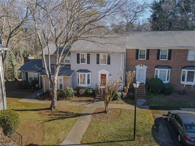 view of front facade featuring a front yard