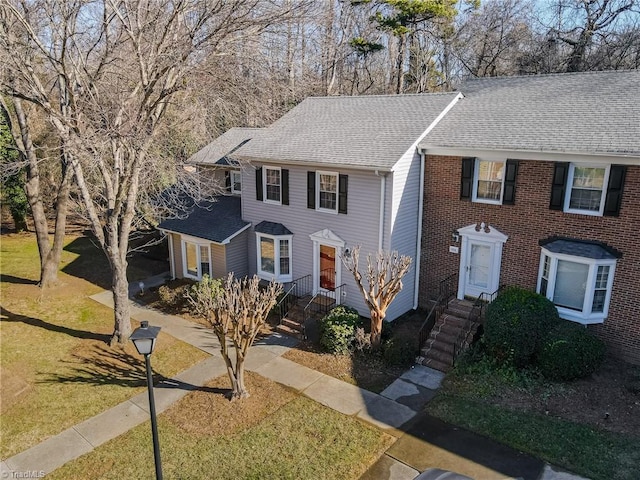 view of front of home featuring a front lawn