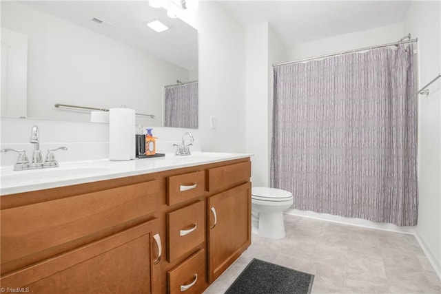 full bath featuring double vanity, toilet, and a shower with curtain
