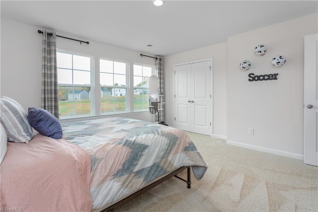 bedroom featuring carpet floors and a closet