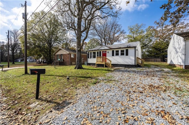 ranch-style home featuring a front lawn