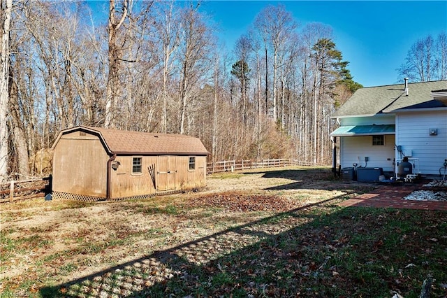 view of yard featuring a storage unit