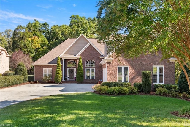 view of front facade with a front lawn