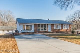 view of front of property featuring a front lawn