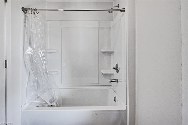 bathroom featuring shower / bath combo