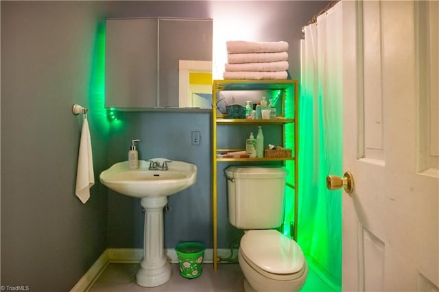 full bathroom featuring toilet