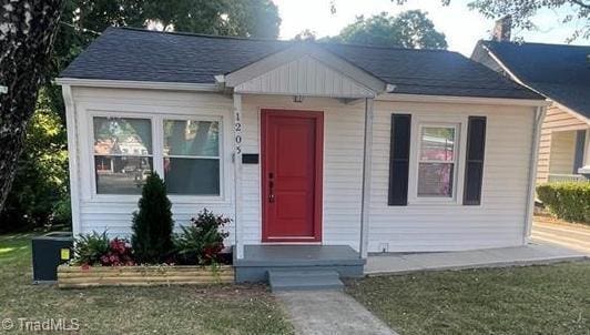 view of front of house featuring a front yard