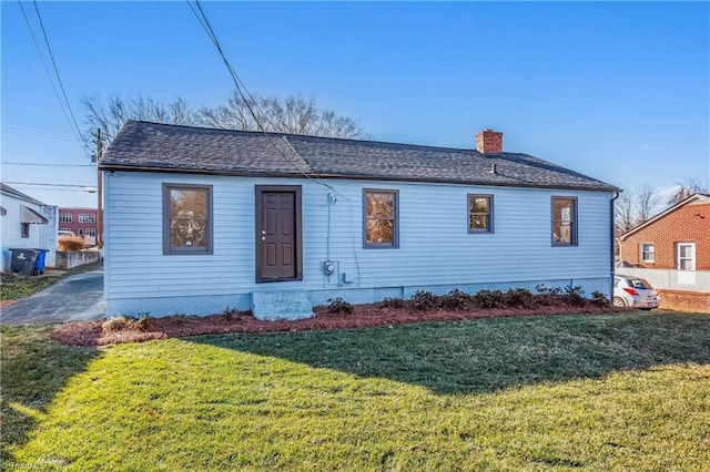 view of front of property featuring a front yard