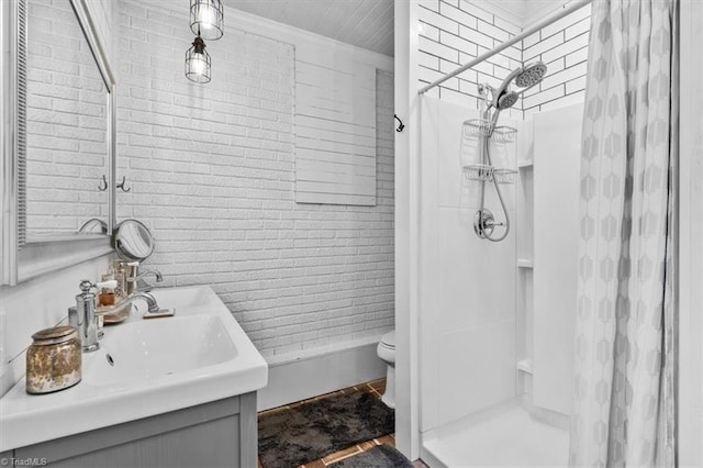 full bathroom with curtained shower, toilet, and vanity