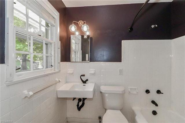 full bathroom with tile walls, toilet, sink, bathtub / shower combination, and decorative backsplash