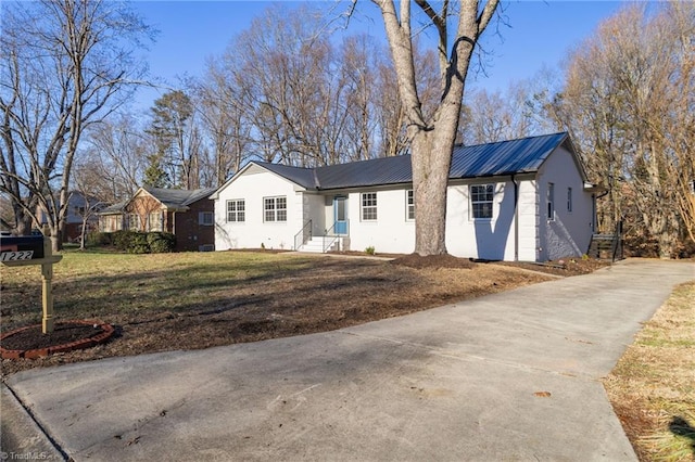 ranch-style house featuring a front lawn