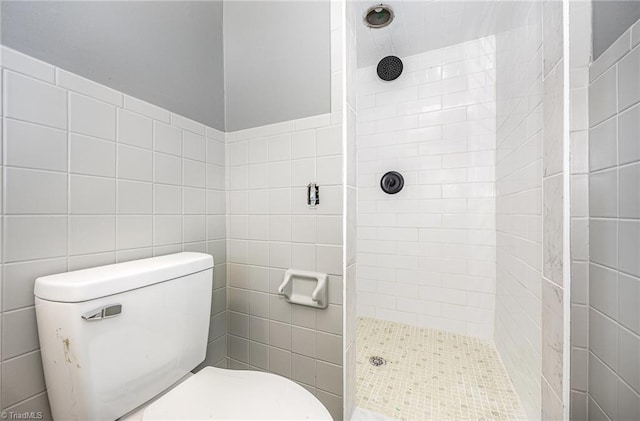 306 Pratt Rd, Dobson, NC 27017 - bathroom featuring tiled shower and tile walls