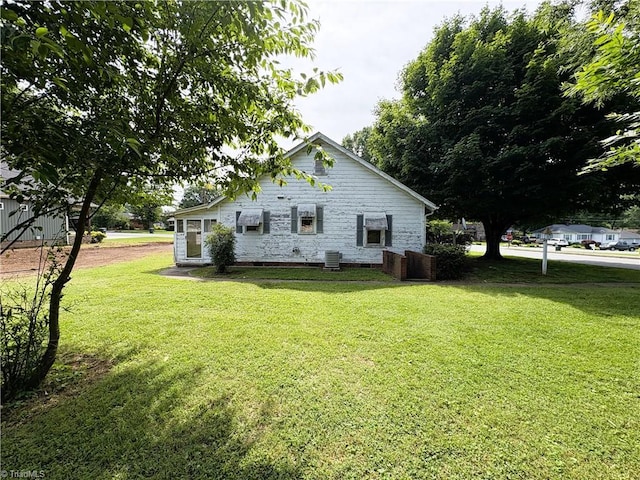 200 N 9th Ave, Mayodan, NC 27027 - view of property exterior with a yard